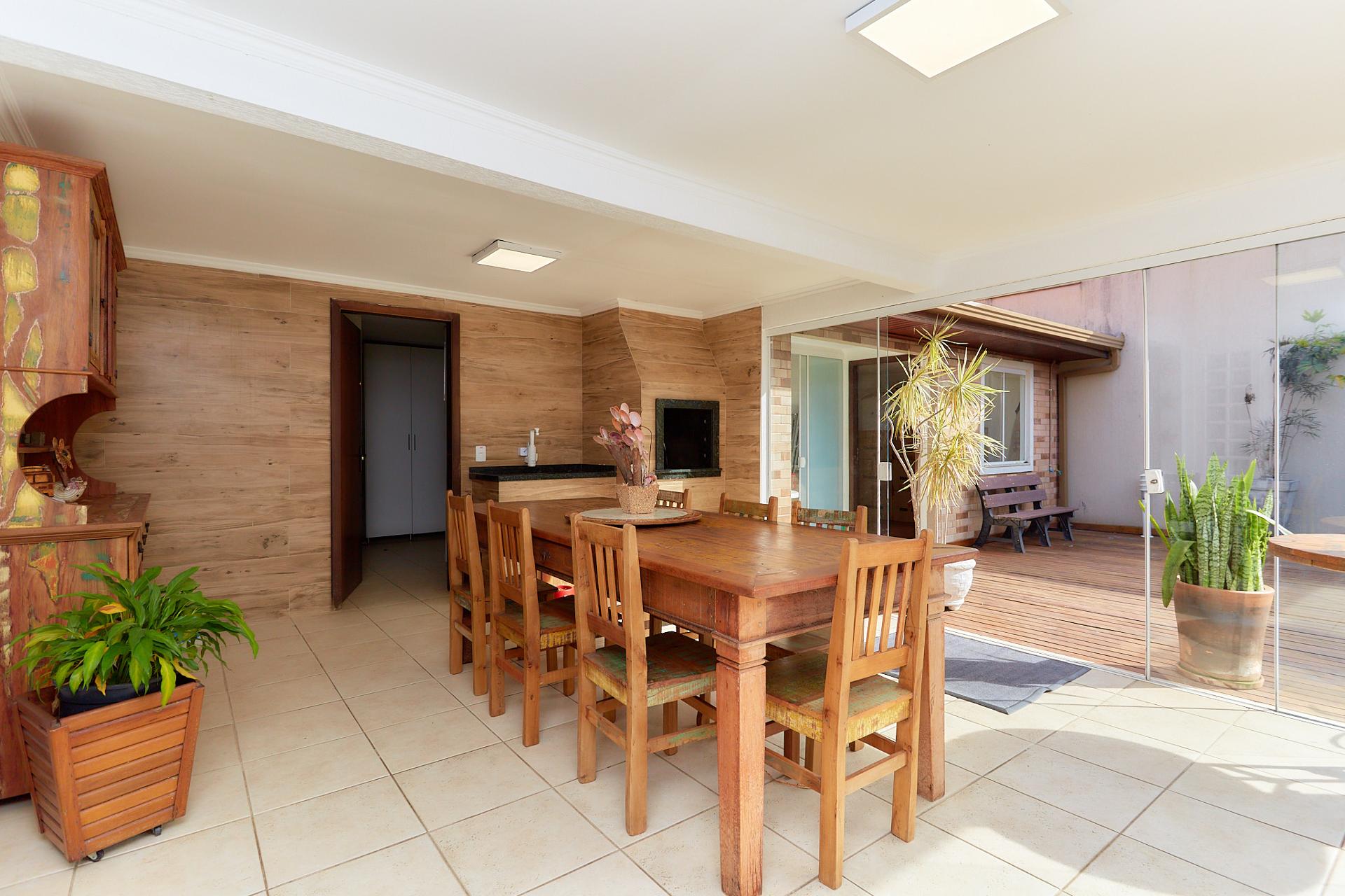 Casa com 5 dormitórios à venda, 235 m2, SANTO INÁCIO, CURITIBA...