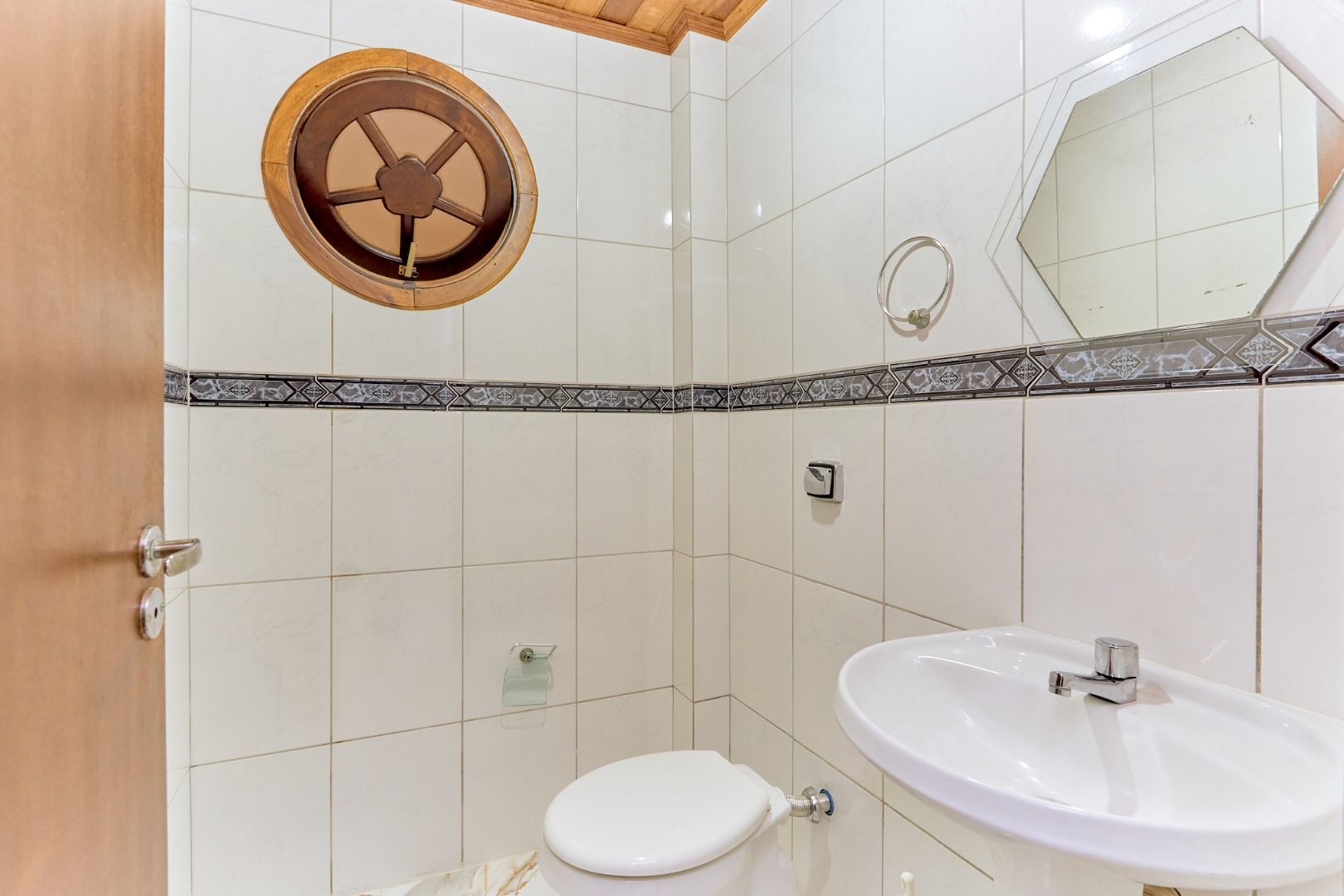 Sobrado com 4 quartos à venda, 162 m2 por R  649.000 - Xaxim -...