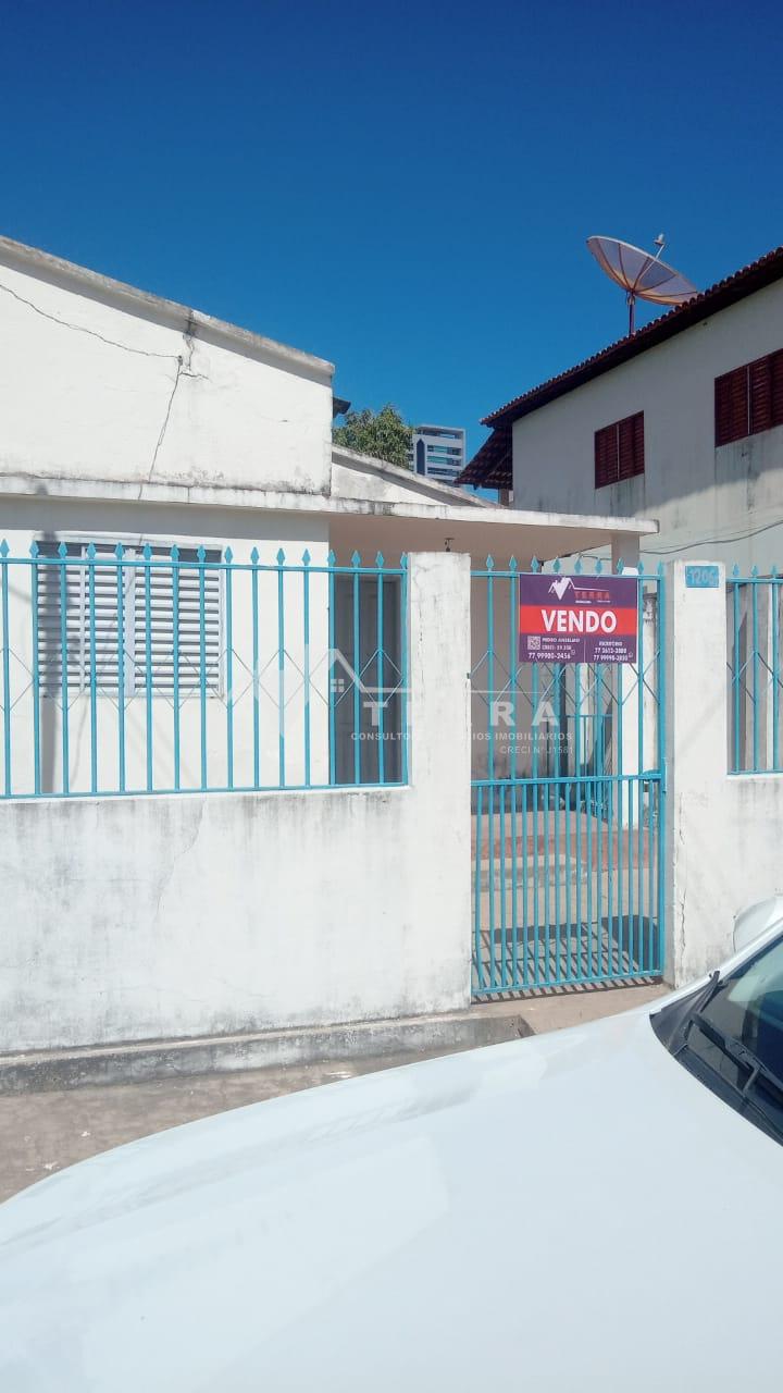 Vende-se um Terreno com casa antiga no Centro - Barreiras - Ba