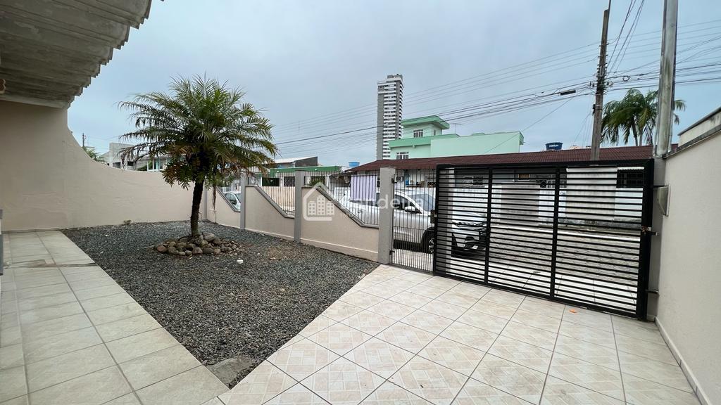 Casa com ótima localização fazendo frente para duas ruas no ba...