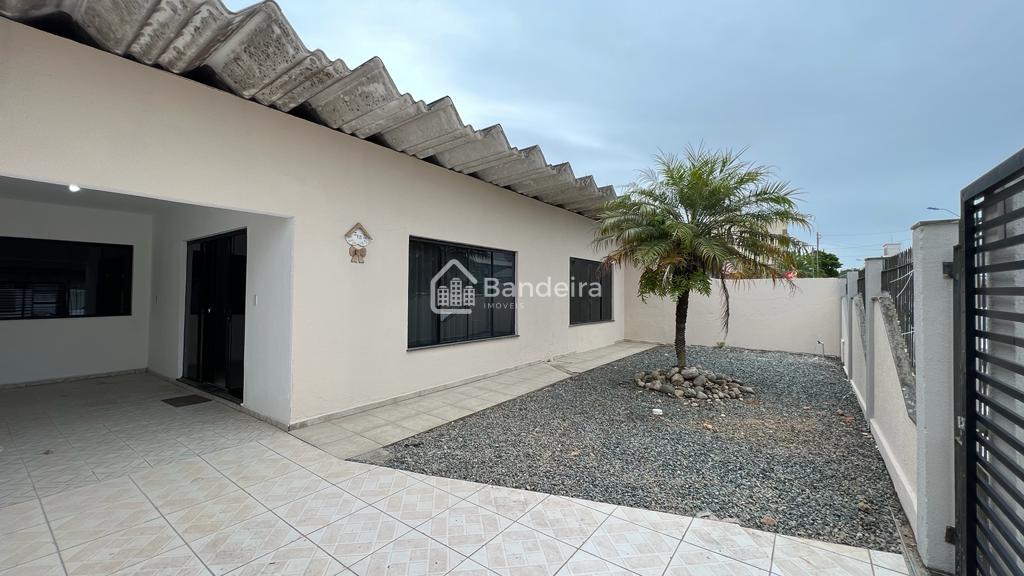 Casa com ótima localização fazendo frente para duas ruas no ba...