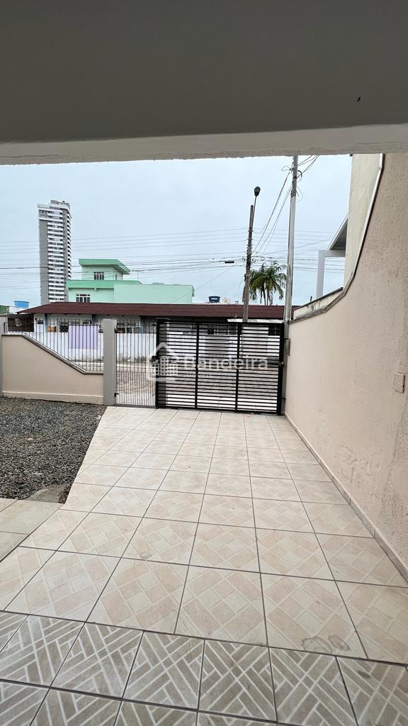 Casa com ótima localização fazendo frente para duas ruas no ba...