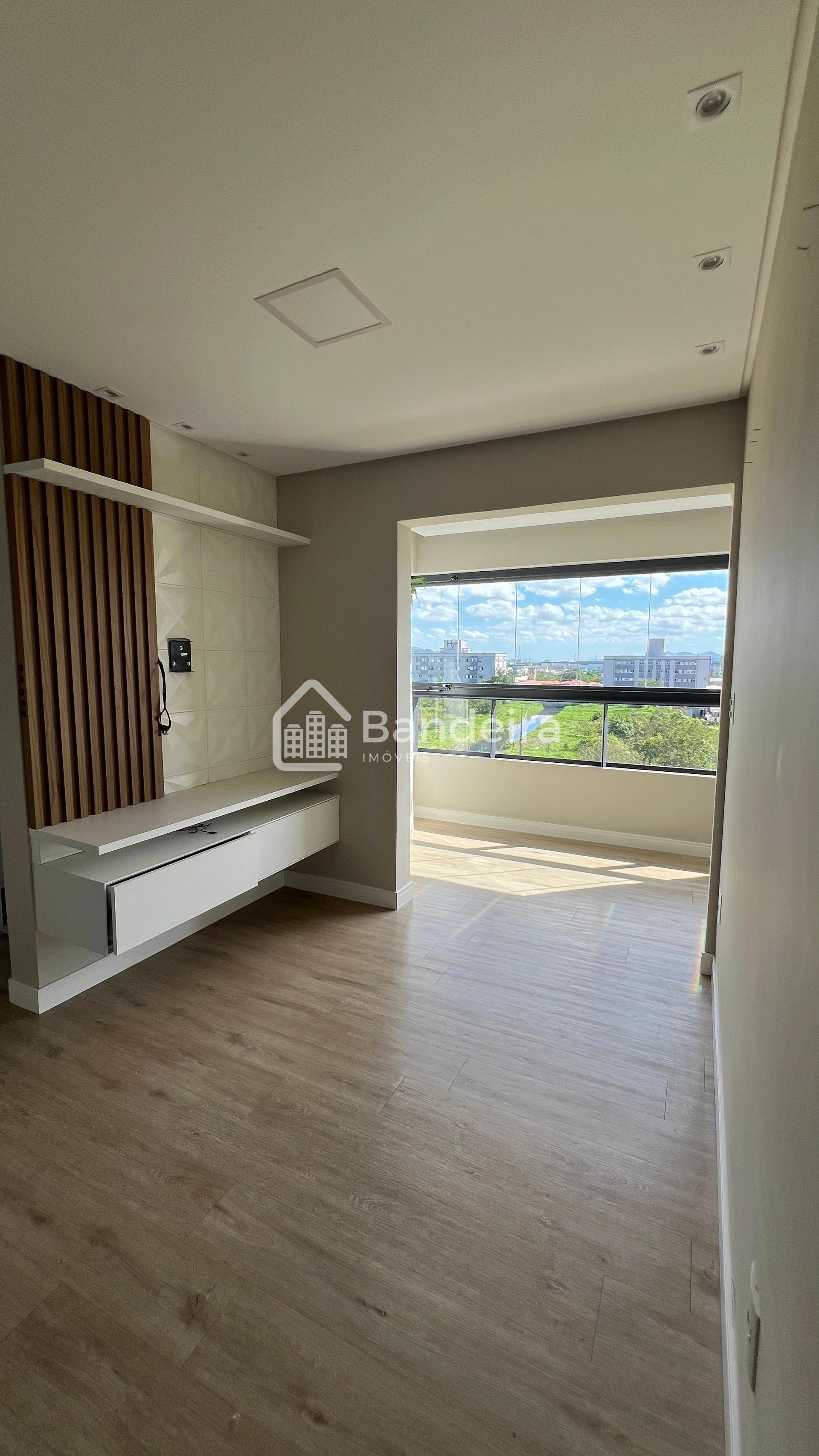 Apartamento amplo e mobiliado no bairro Cordeiros, com um cond...