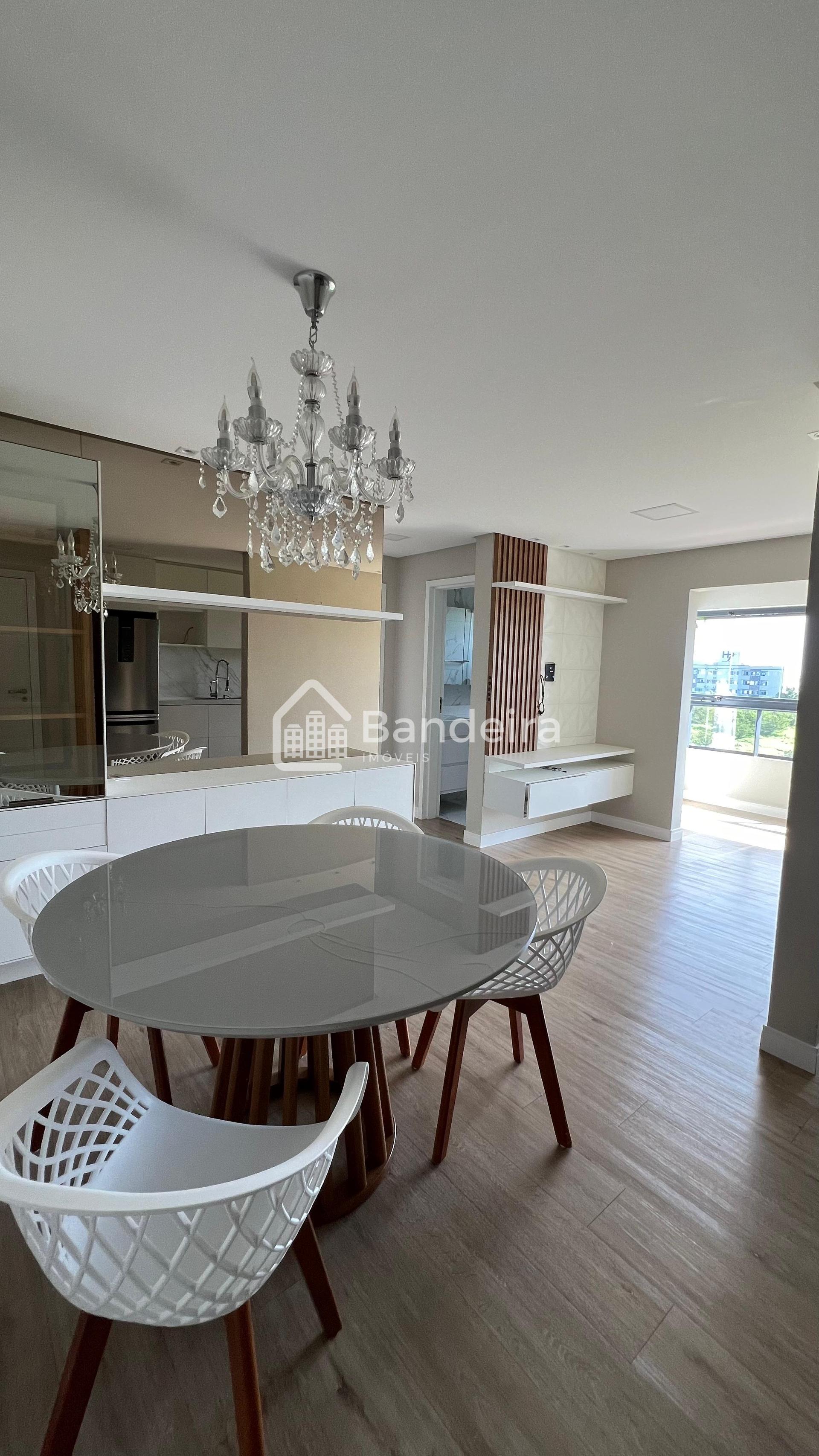 Apartamento amplo e mobiliado no bairro Cordeiros, com um cond...