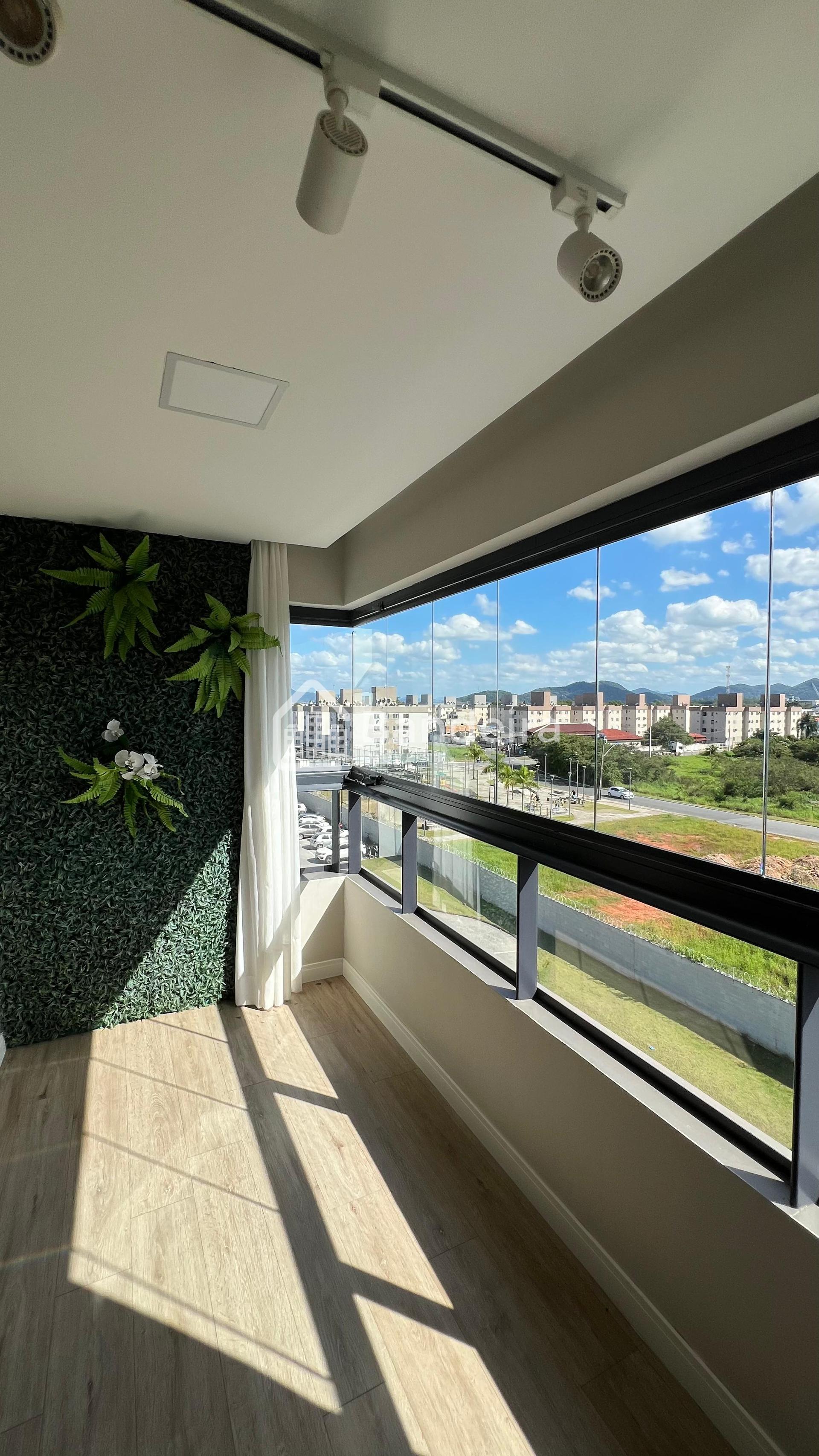 Apartamento amplo e mobiliado no bairro Cordeiros, com um cond...