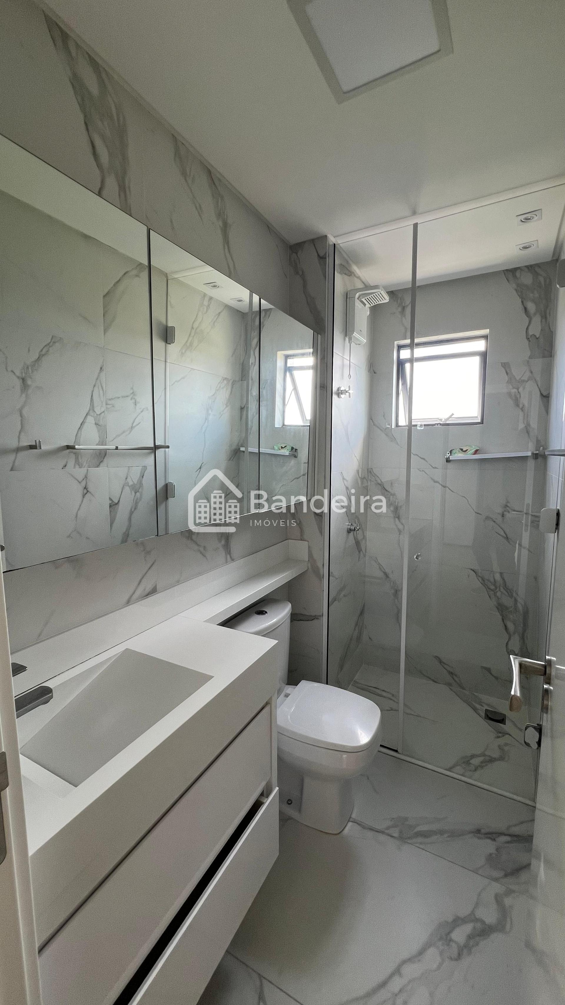 Apartamento amplo e mobiliado no bairro Cordeiros, com um cond...