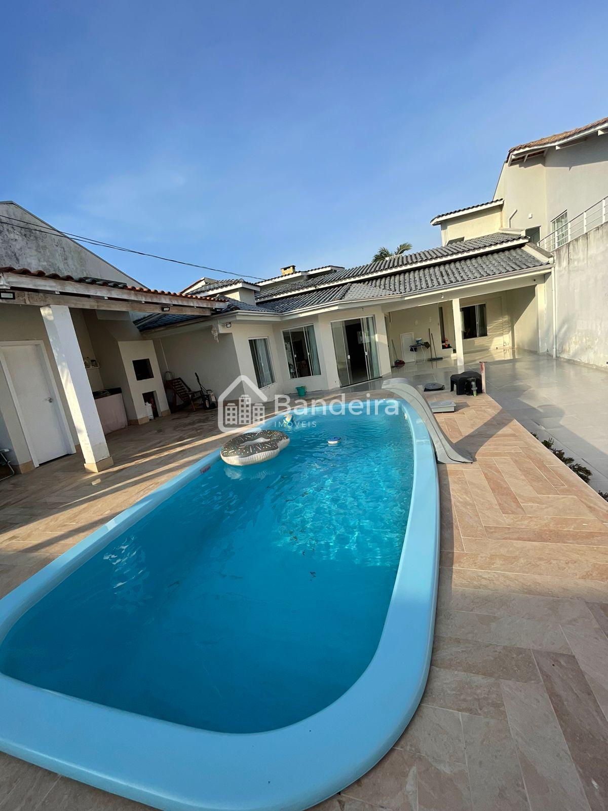 Casa com piscina no bairro São Vicente Itajaí recentemente pin...