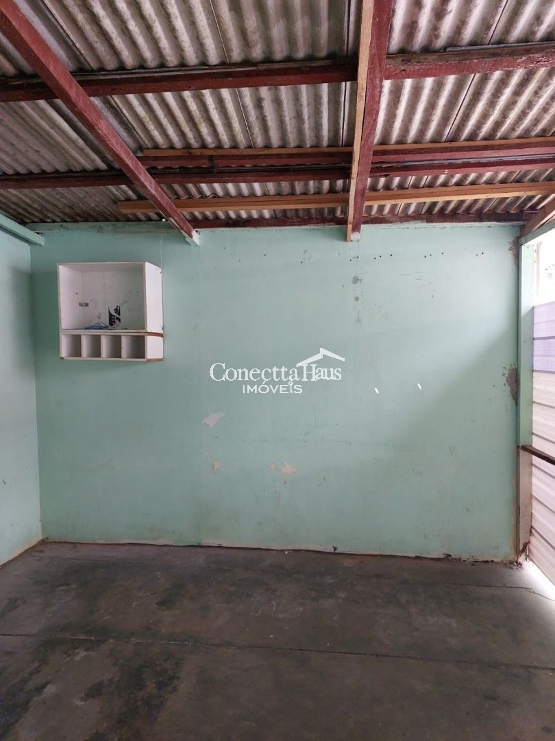 Terreno plano, com casa no Pinheirinho.
