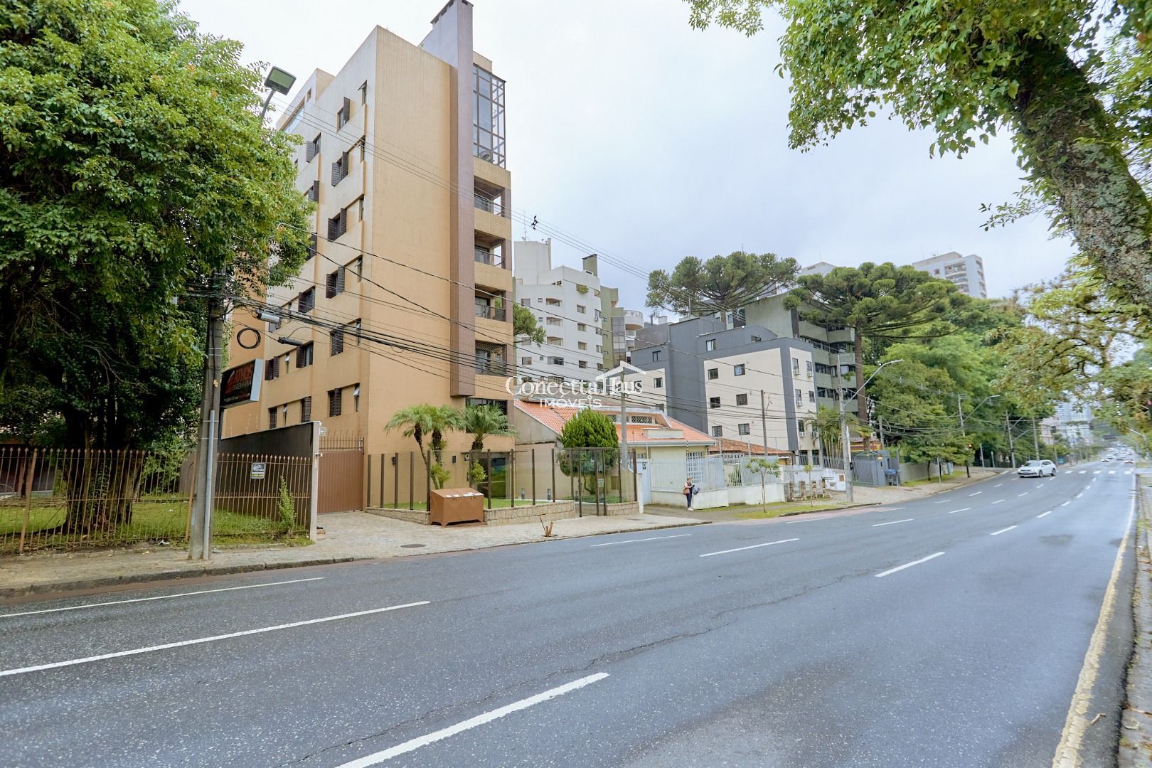 Apartamento no Cabral com lareira e sacada com churrasqueira. ...