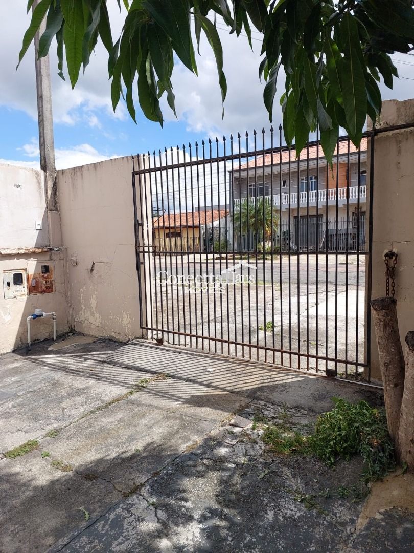 Terreno plano, com casa no Pinheirinho.