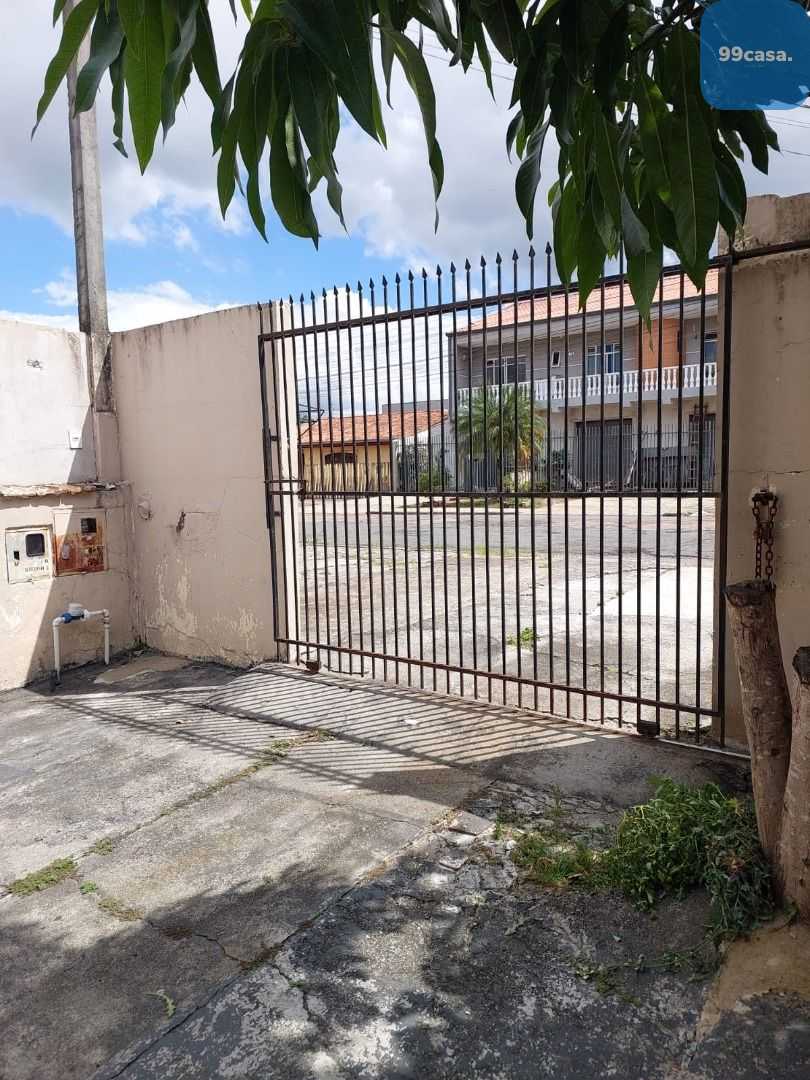 Terreno plano, com casa no Pinheirinho.
