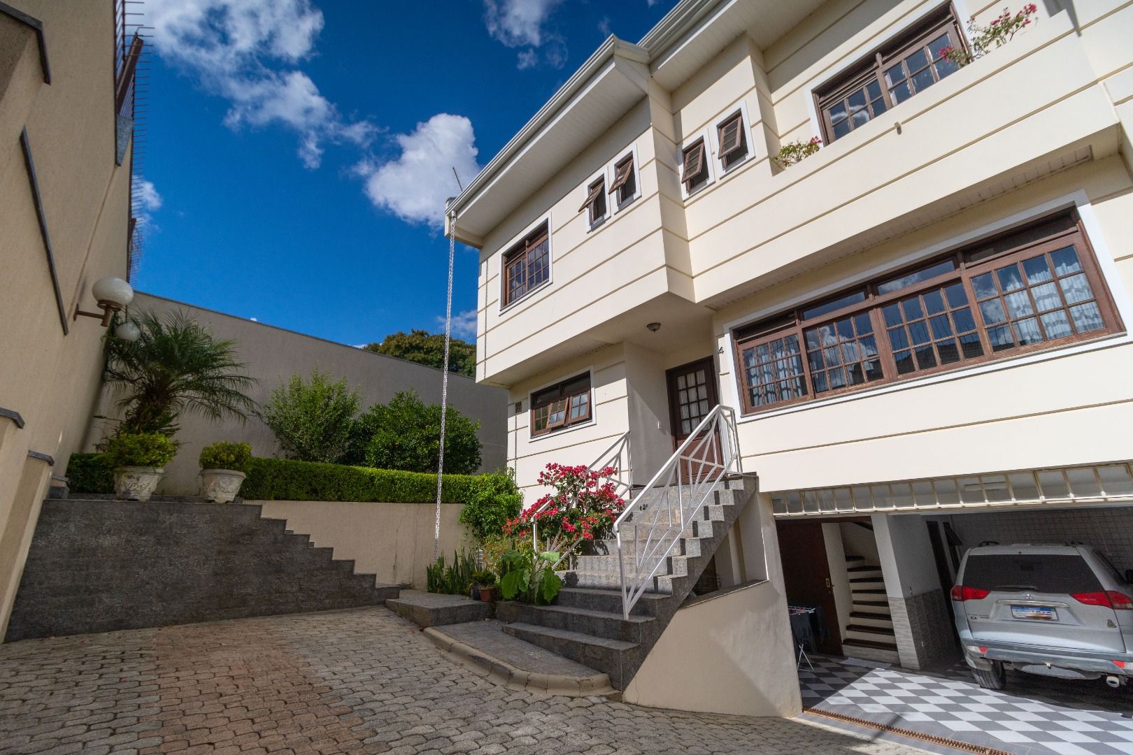 Sobrado com 207 m  por R  985.000,00 no Jardim Social - Curiti...