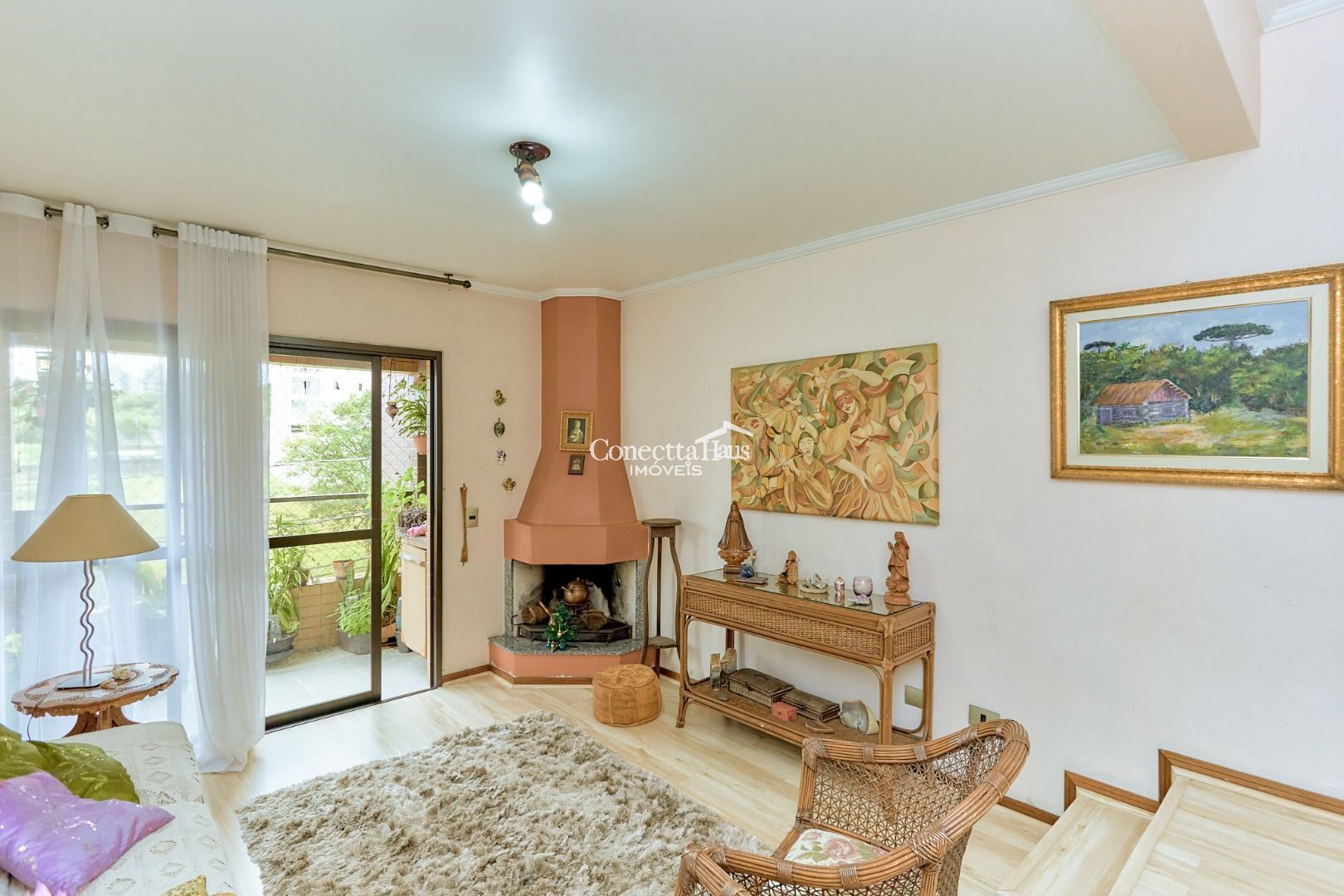 Apartamento no Cabral com lareira e sacada com churrasqueira. ...