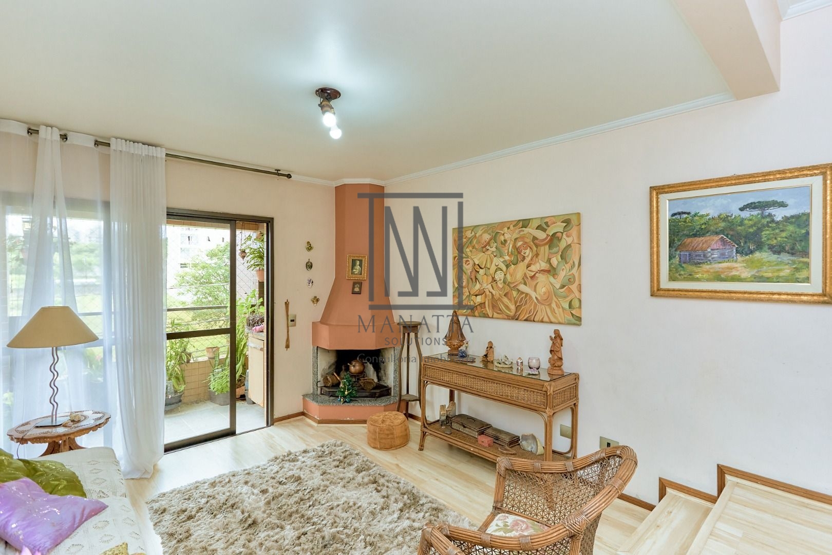Apartamento no Cabral com lareira e sacada com churrasqueira. ...