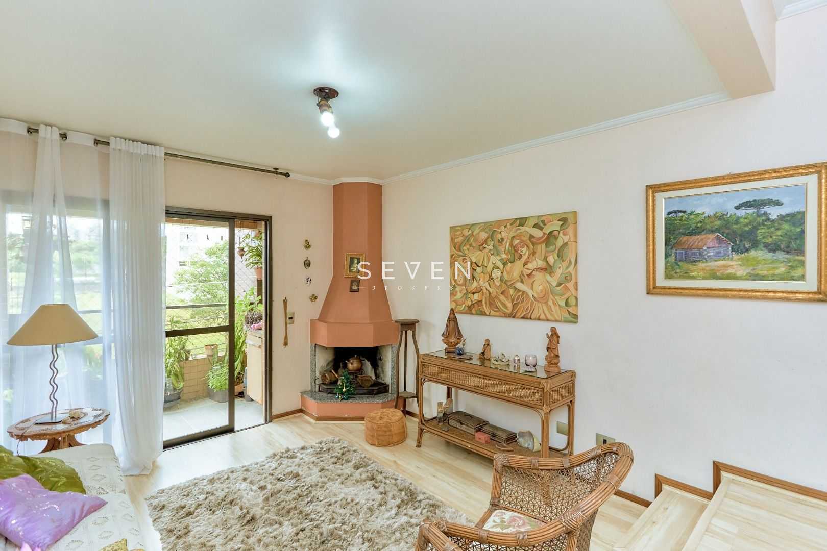 Apartamento no Cabral com lareira e sacada com churrasqueira. ...