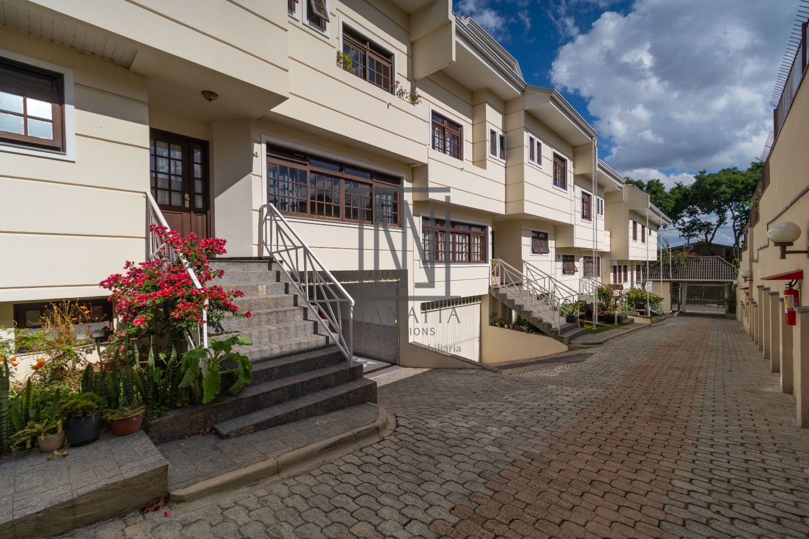Sobrado com 207 m  por R  985.000,00 no Jardim Social - Curiti...