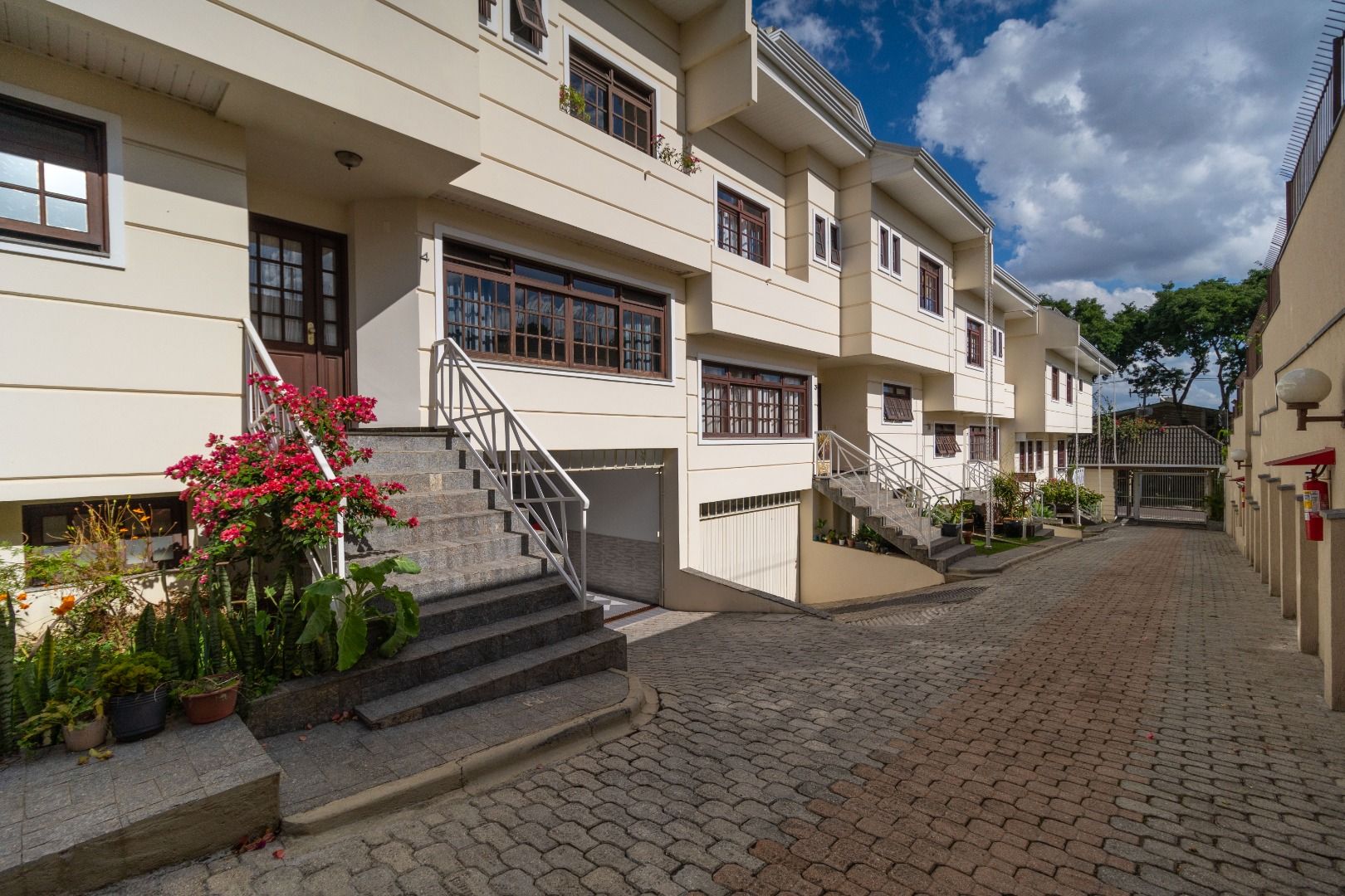 Sobrado com 207 m  por R  985.000,00 no Jardim Social - Curiti...