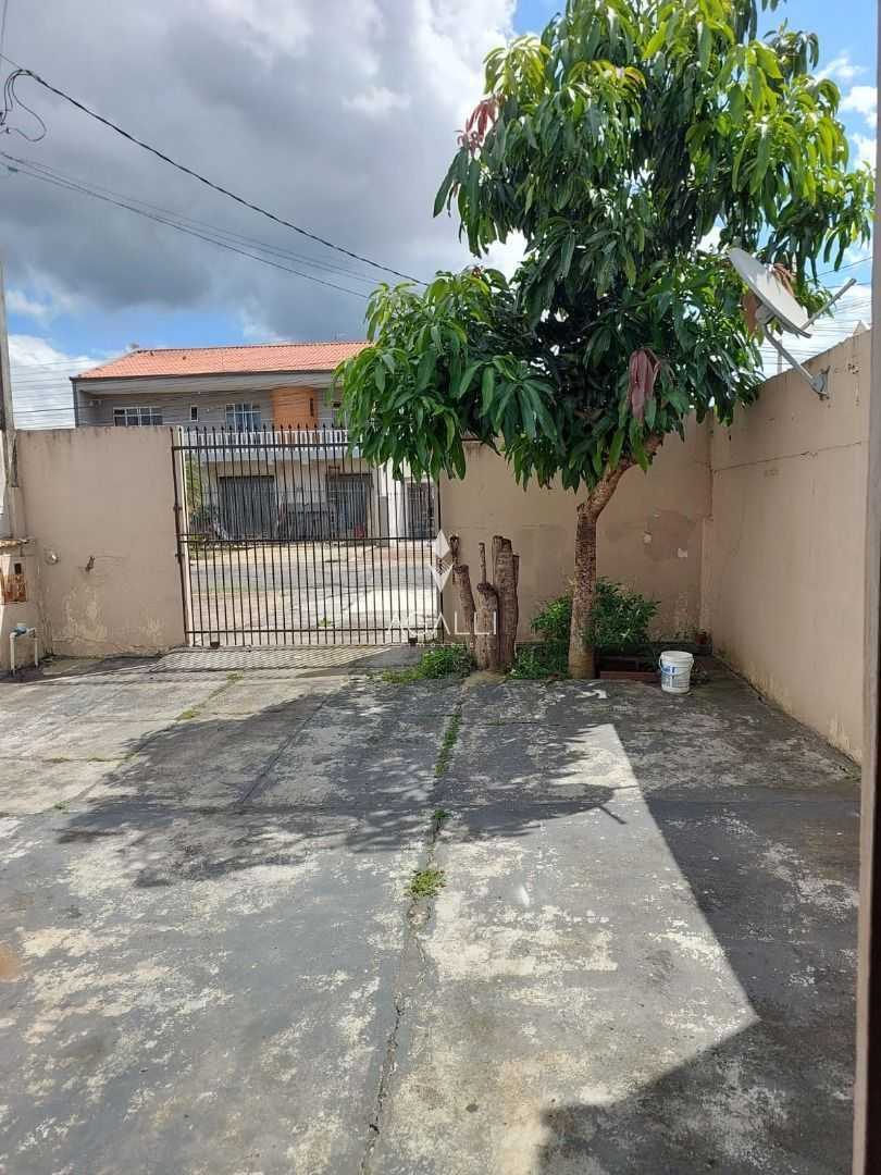 Terreno plano, com casa no Pinheirinho.