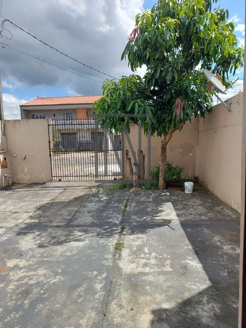 Terreno plano, com casa no Pinheirinho.