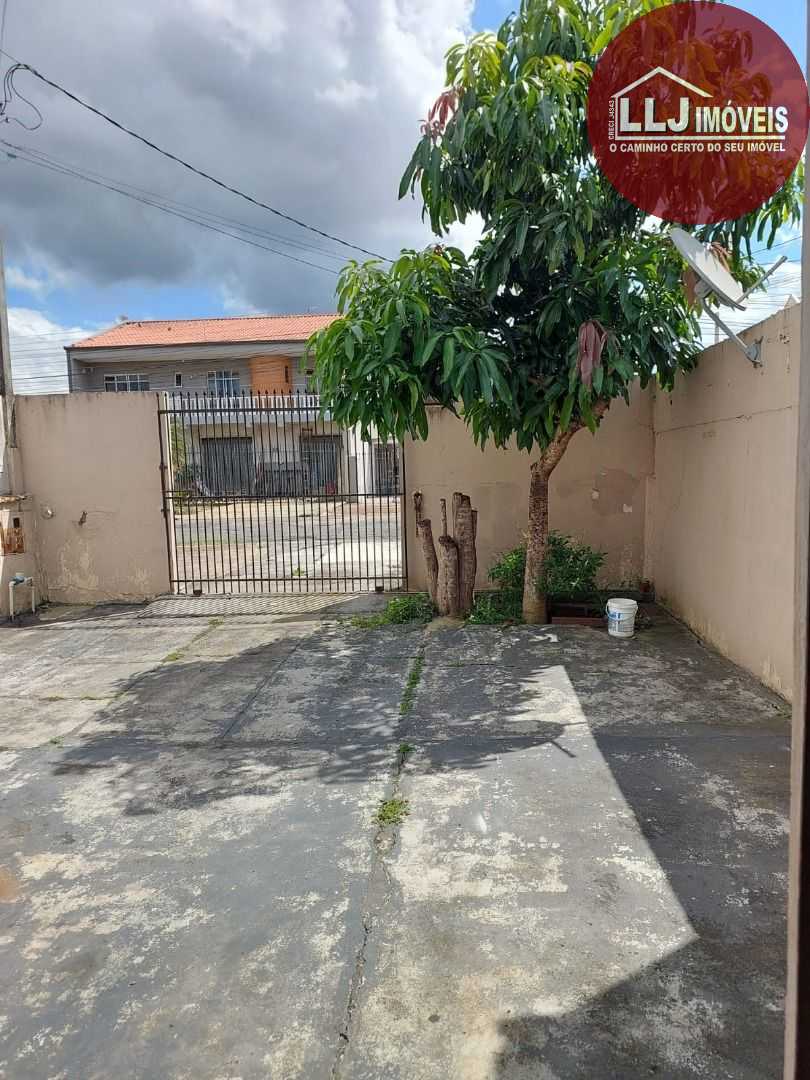 Terreno plano, com casa no Pinheirinho.