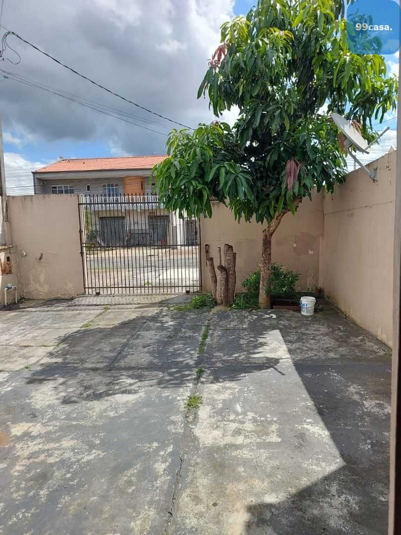 Terreno plano, com casa no Pinheirinho.