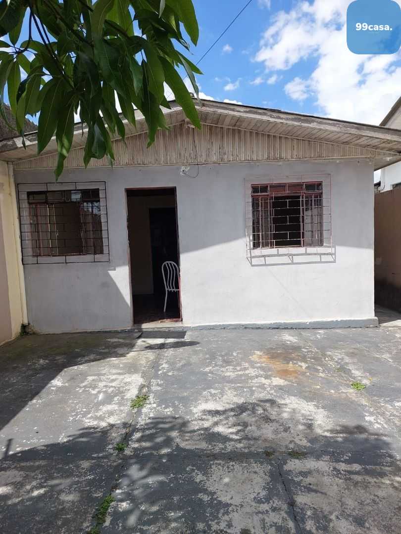 Terreno plano, com casa no Pinheirinho.