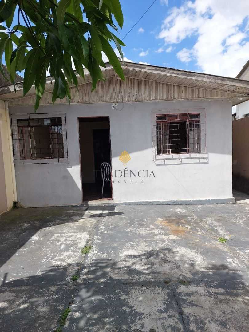 Terreno plano, com casa no Pinheirinho.