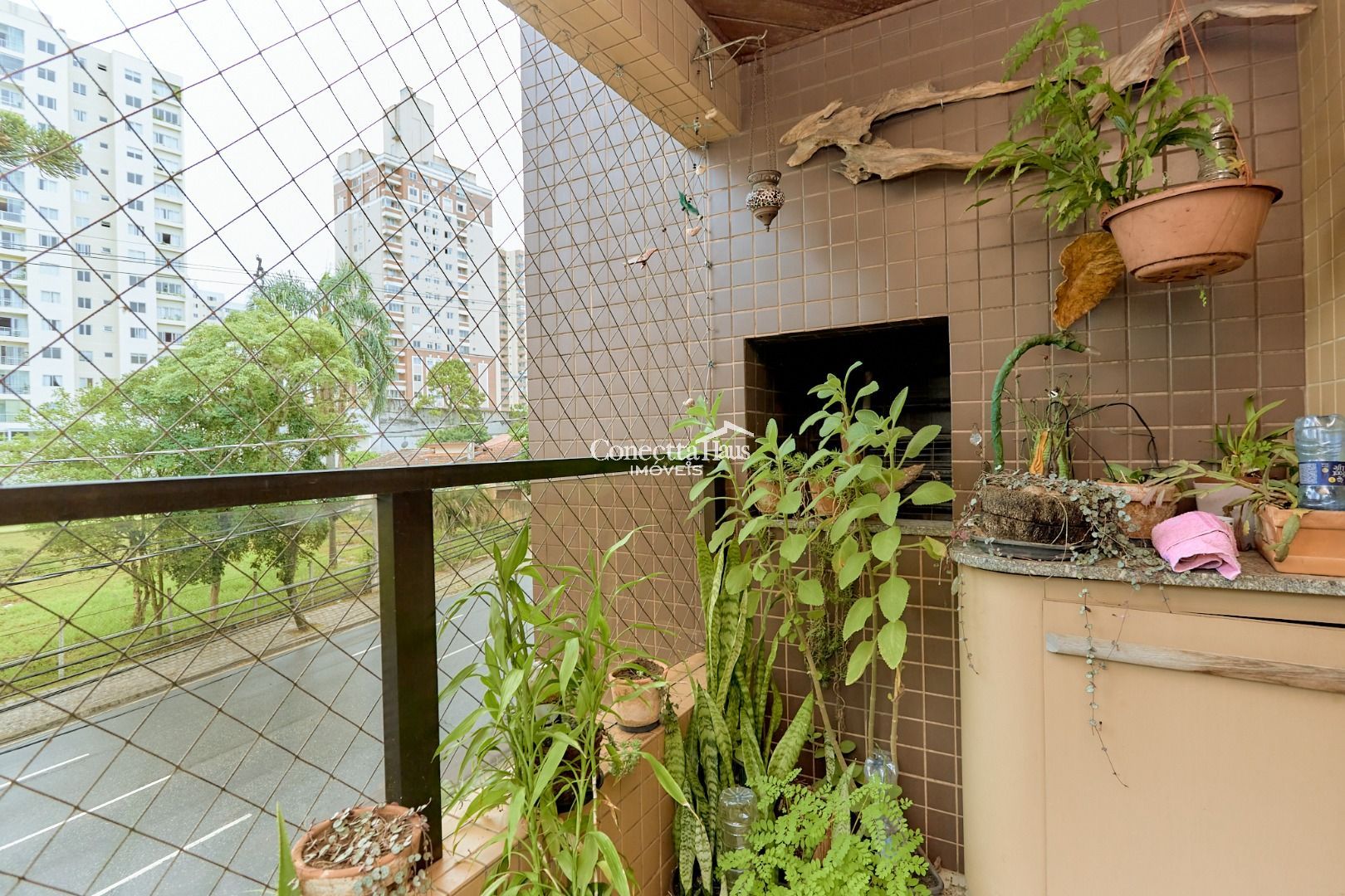 Apartamento no Cabral com lareira e sacada com churrasqueira. ...
