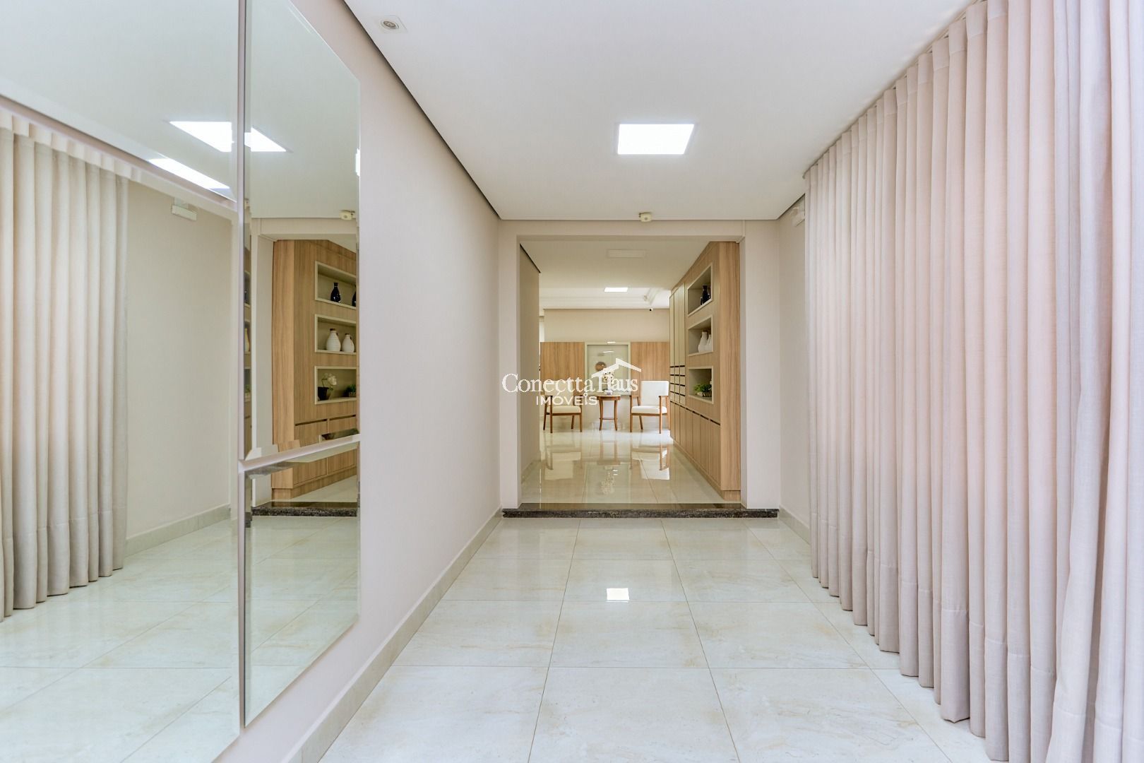 Apartamento no Cabral com lareira e sacada com churrasqueira. ...