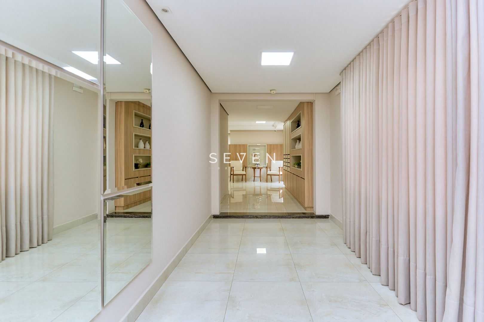 Apartamento no Cabral com lareira e sacada com churrasqueira. ...