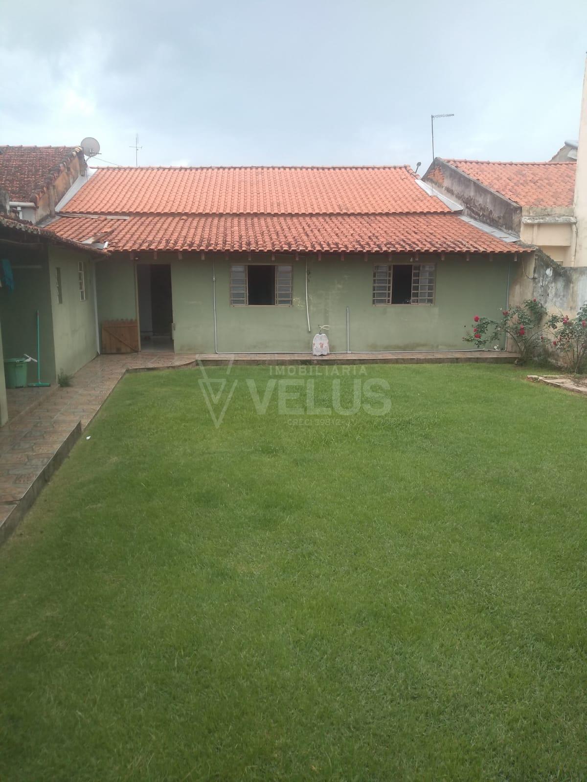 Casa à venda com 3 quartos, 246m² - Foto 1