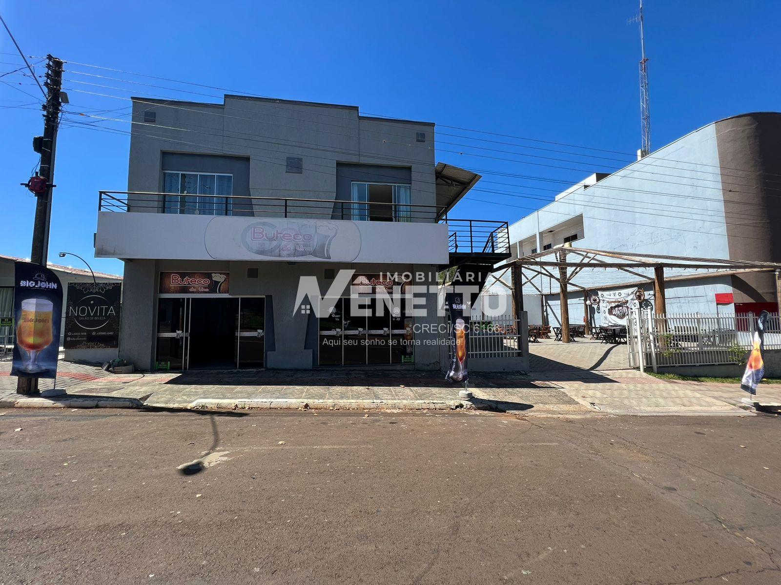 Prédio com sala comercial e 2 apartamentos