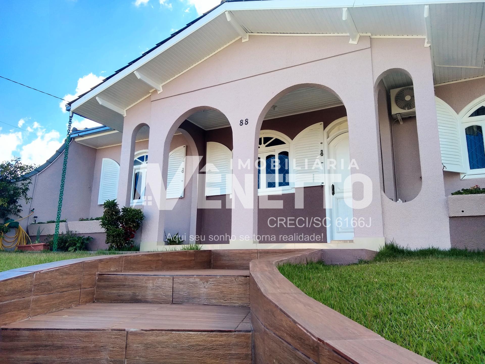 Casa de esquina à venda no Bairro Vila Sésamo com amplo terreno