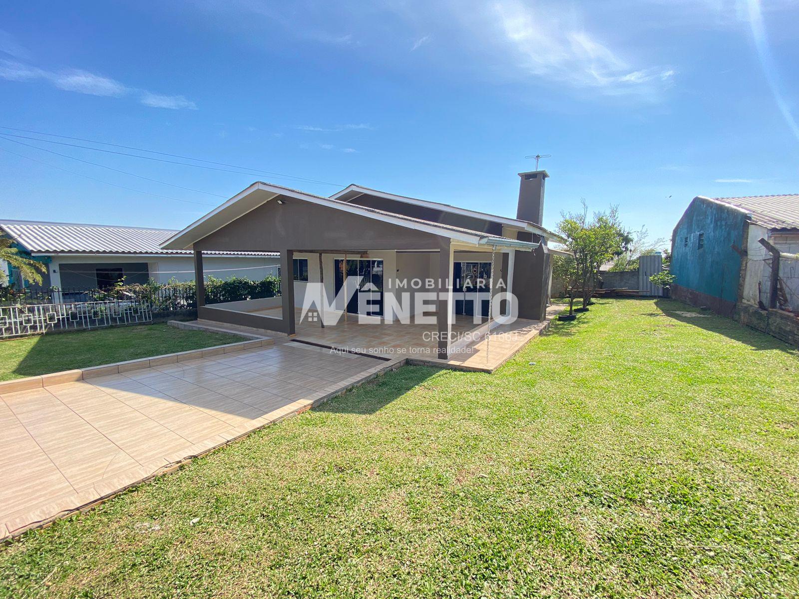 Ótima casa para quem busca ter um amplo espaço de terreno.