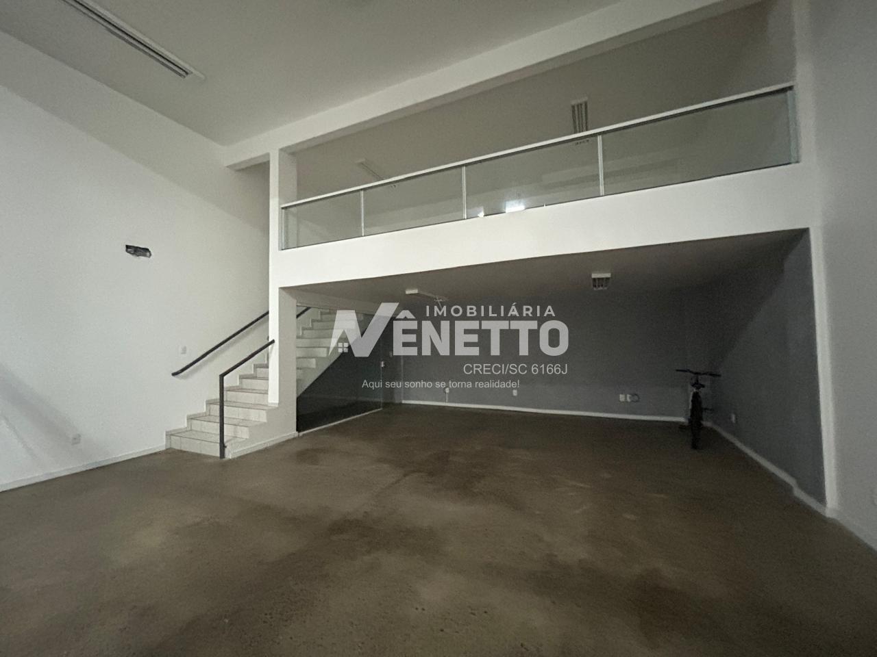 Sala comercial com mezzanino para venda no centro da cidade