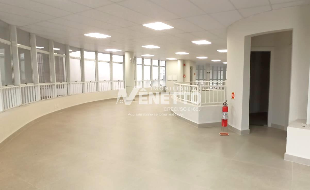 Ampla sala comercial no centro da cidade para locação com elevador e garagens