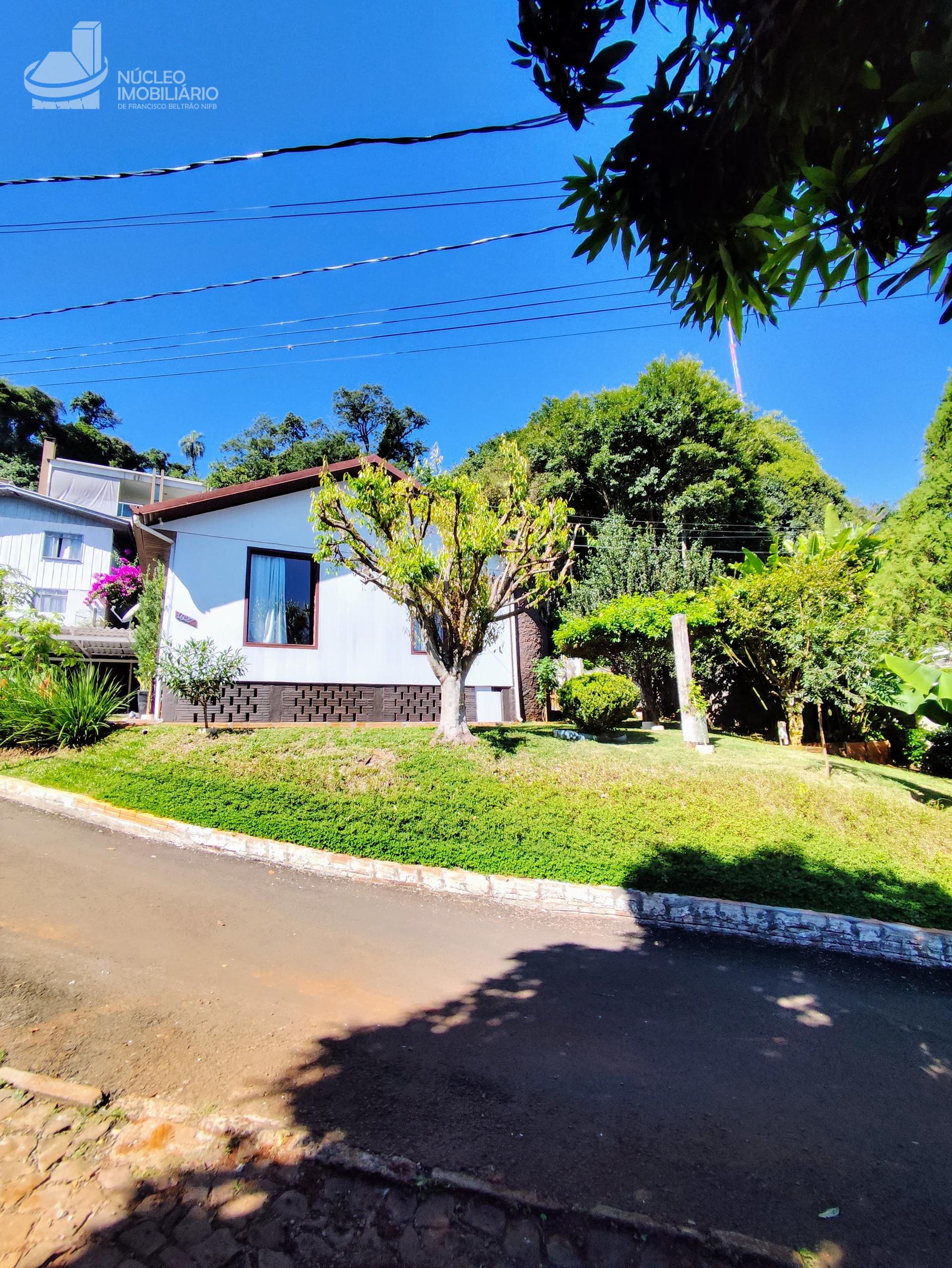 Casa mista de 1 sute mais 3 quartos,  sala, cozinha, lavanderia, garagem e rea de festas.