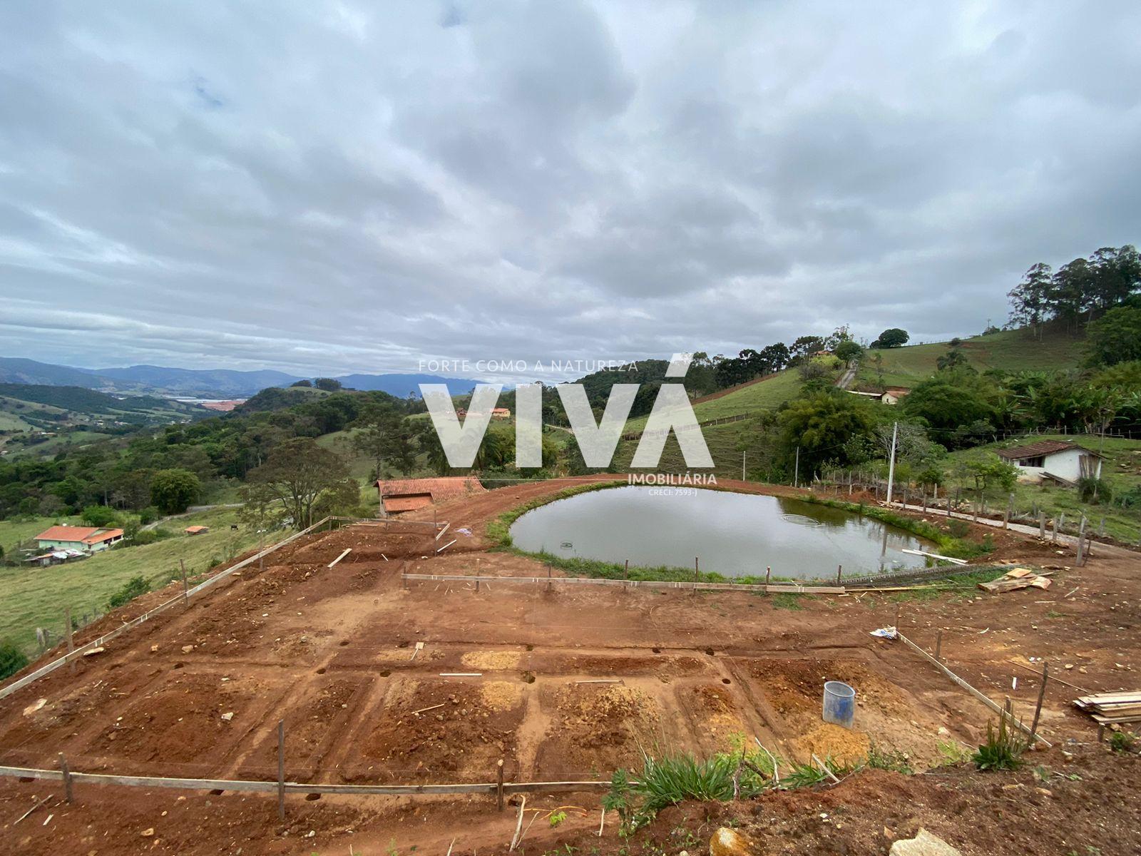 Área de 5.000 m  com tanque de peixe na frente própria com luz...