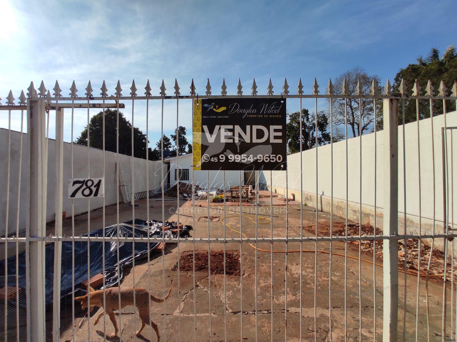 Terreno com casa em alvenaria na Avenida Venezuela