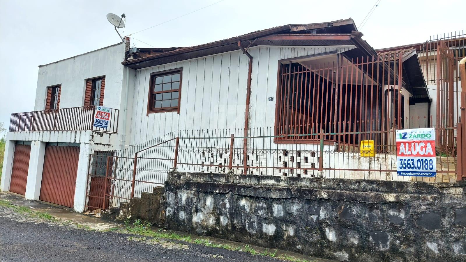 CASA FUNDOS PARA LOCAÇÃO, CENTRO, COM 03 QUARTOS E VAGA DE GAR...