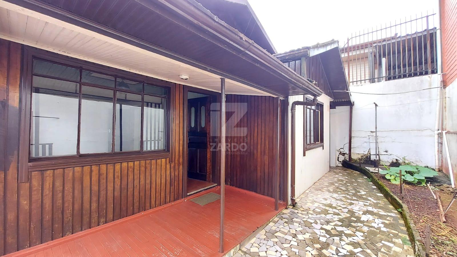 CASA FUNDOS PARA LOCAÇÃO, CENTRO, COM 03 QUARTOS E VAGA DE GAR...