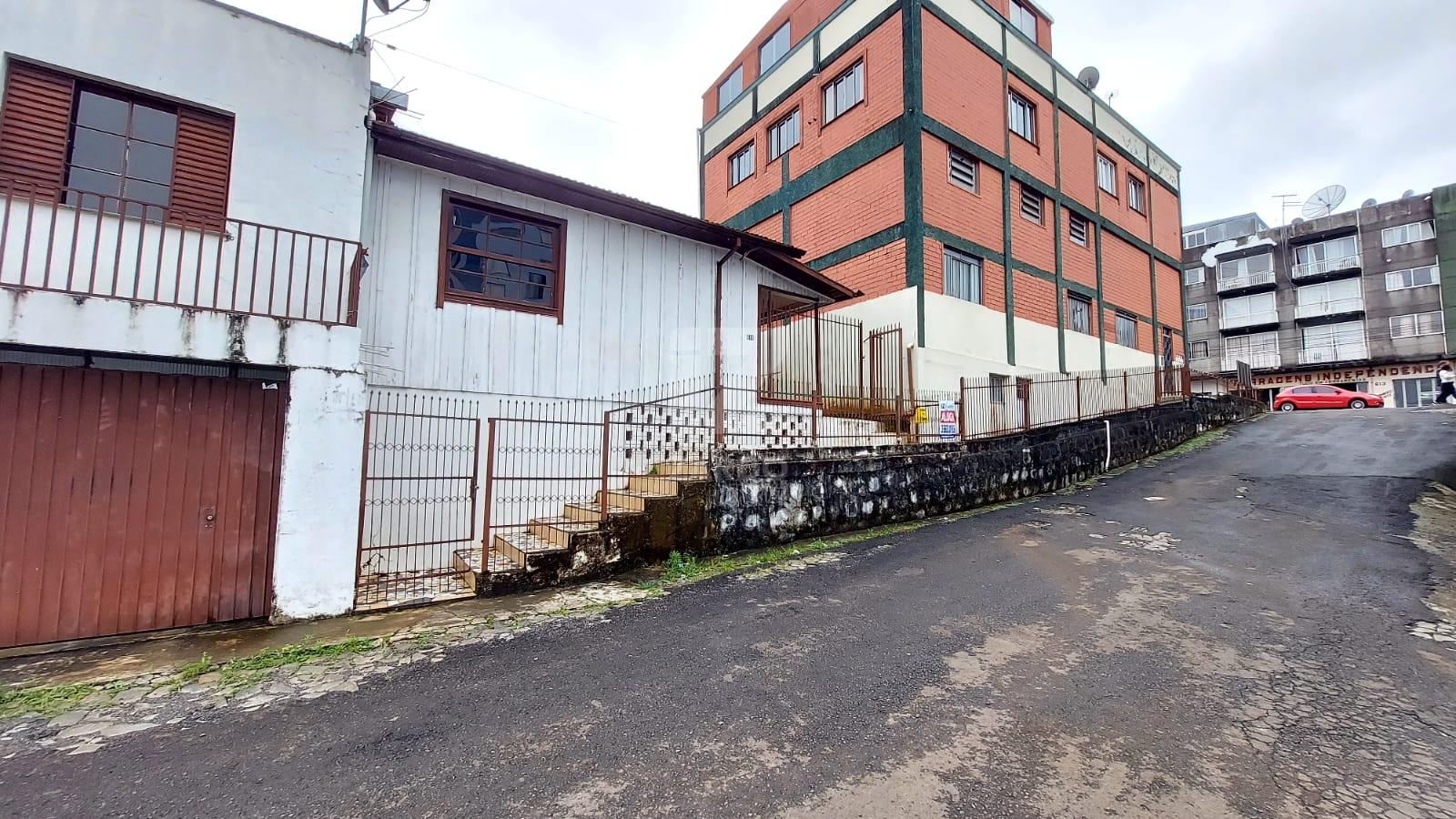 CASA FUNDOS PARA LOCAÇÃO, CENTRO, COM 03 QUARTOS E VAGA DE GAR...