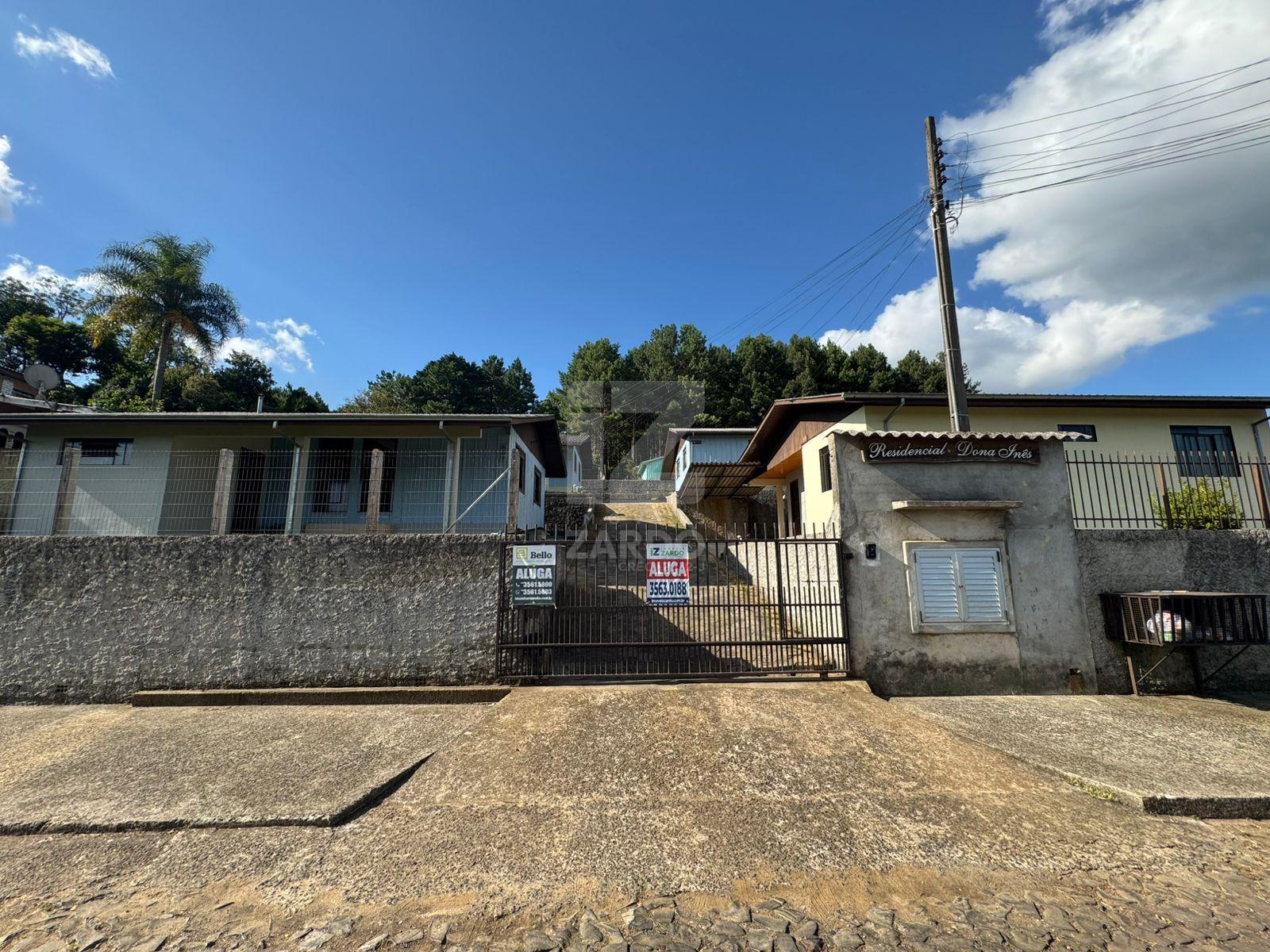 CASA PARA LOCAÇÃO, COM 03 QUARTOS, LOCALIZADA NO BAIRRO GIOPPO  